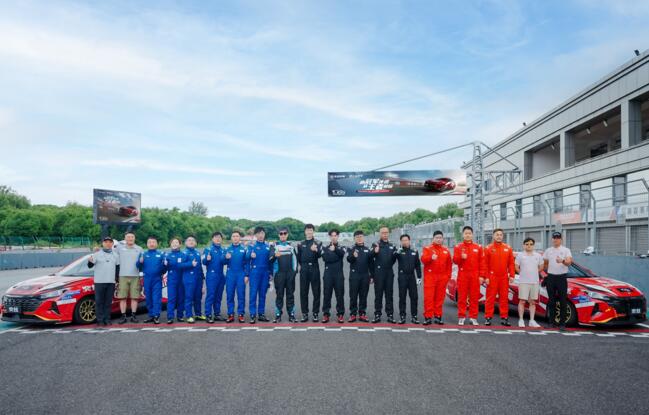 东风风神赛车学院再迎毕业季，学员驾驭奕炫逐梦赛道展风采